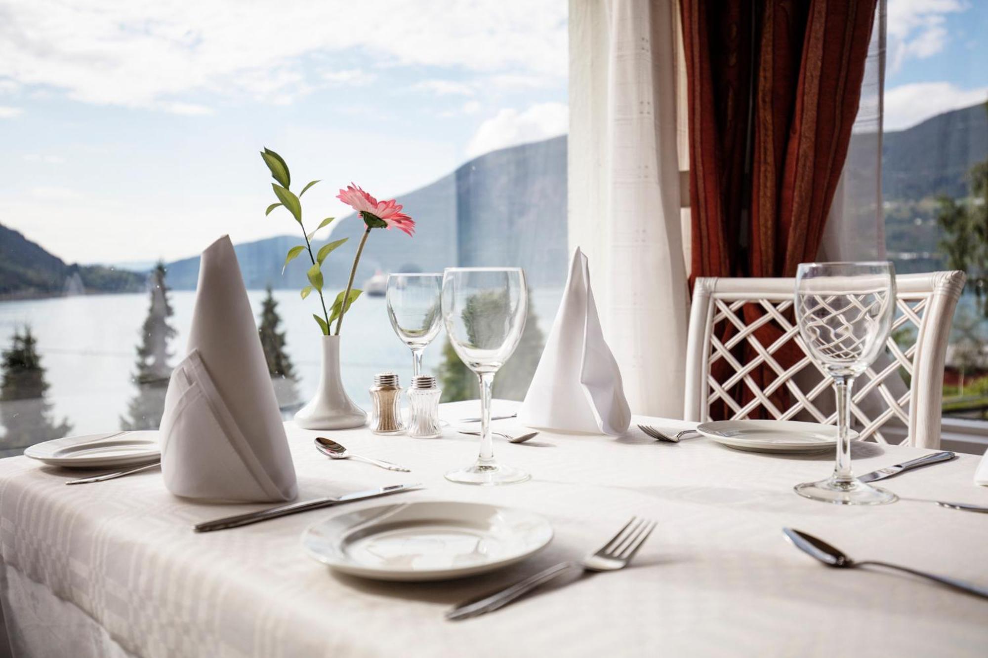 Olden Fjordhotel Ngoại thất bức ảnh
